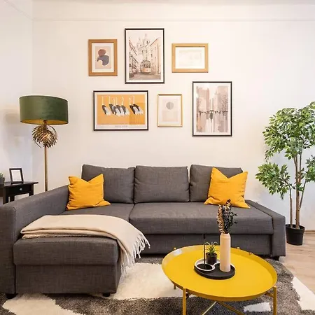 Warm Elegance Retreat : 75 M2 Comfort Near New York Cafe Apartmán