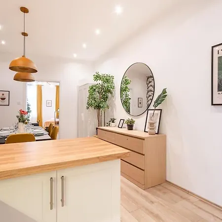 Apartmán Warm Elegance Retreat : 75 M2 Comfort Near New York Cafe *