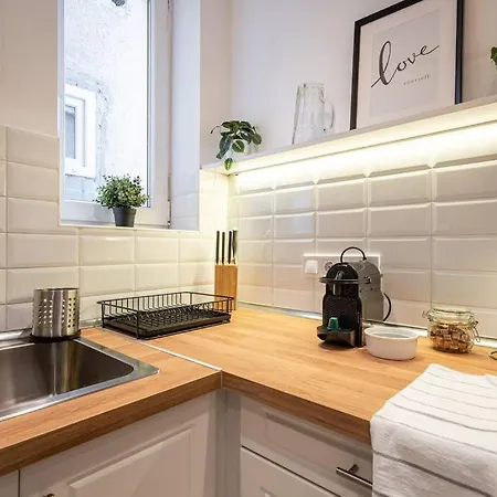 Warm Elegance Retreat : 75 M2 Comfort Near New York Cafe Apartmán *